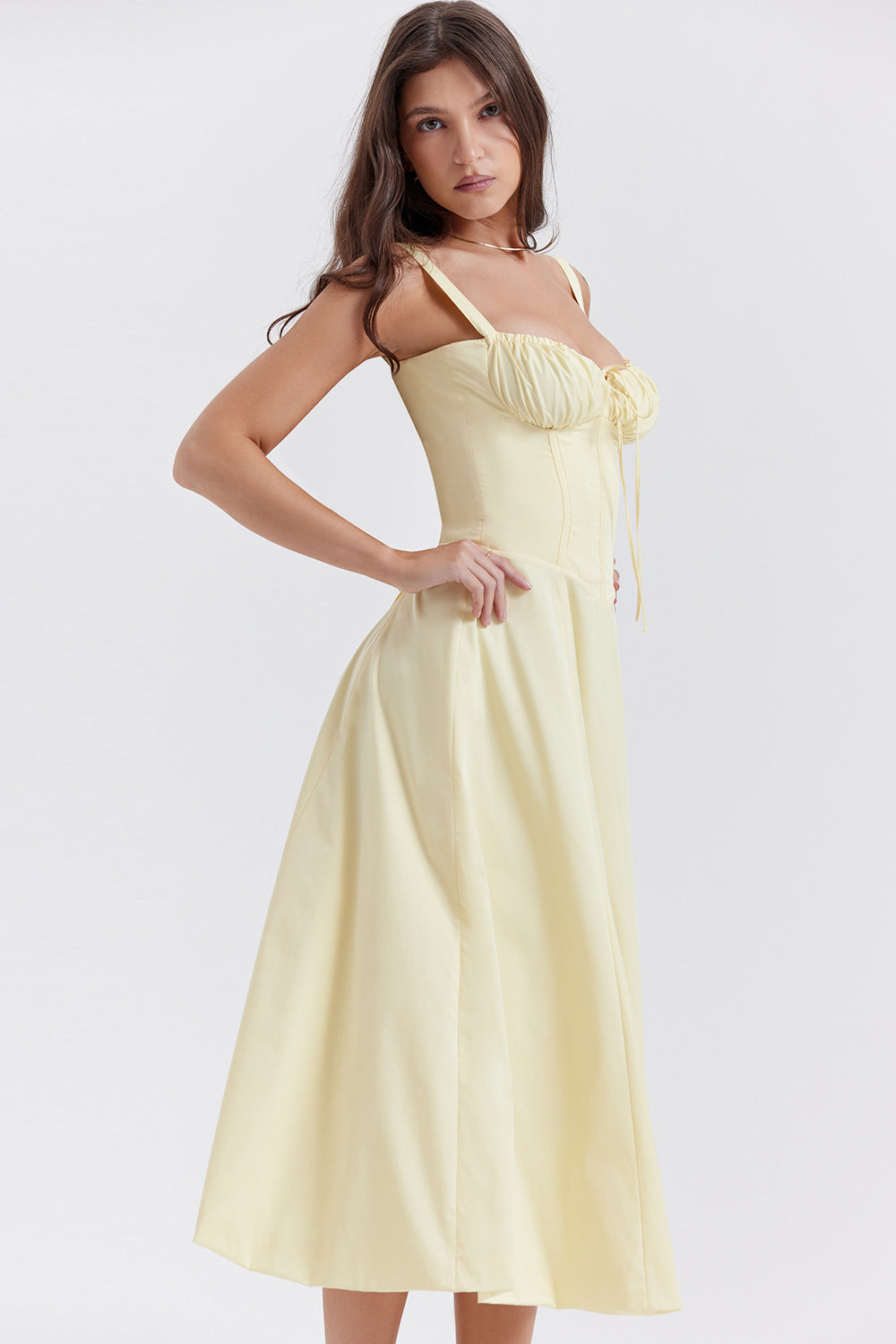 Laguna Bloom – ELEGANT MIDI-KJOLLE MED TIDLØS UDSENDELSER